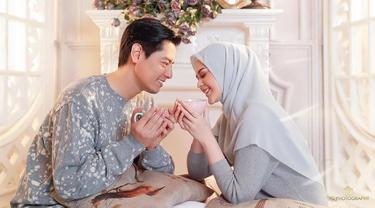 17 Agustus Gelar Akad Berikut Fakta Pernikahan Roger Danuarta Cut Meyriska News Entertainment Fimela Com