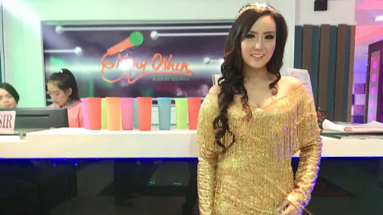 Insting bermusik pedangdut Neng Oshin bukan cuma di atas panggung. Ia juga piawai menghasilkan sesuatu dengan berbisnis.