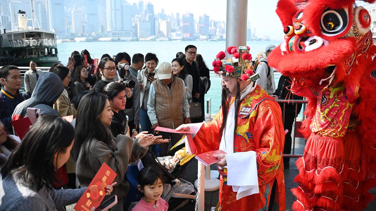 Sambut Imlek 2025, Warga Hong Kong Dibagikan Dekorasi Tradisional Fai Chun