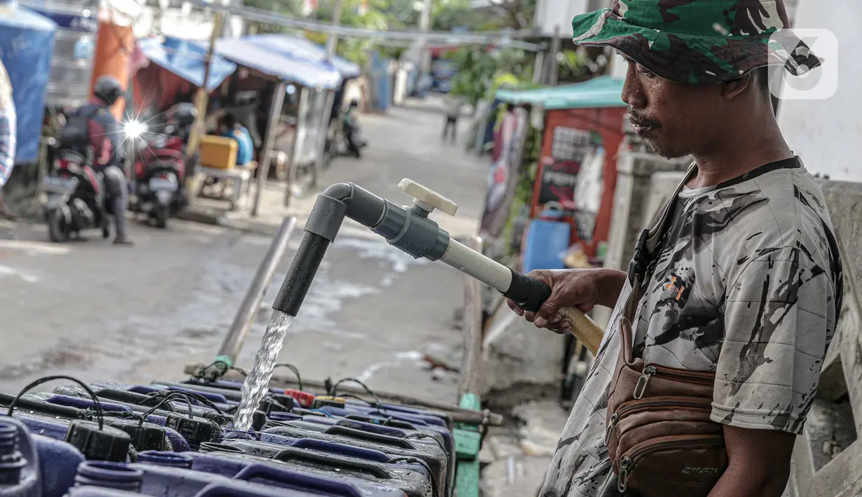 Penjual mengisi air bersih ke drigjen di kawasan Muara Angke, Jakarta, Sabtu (26/2/2022). Sejak tahun 1980-an, warga Muara Angke, Jakarta Utara, mengalami kesulitan mendapatkan air bersih. (Liputan6.com/Faizal Fanani)