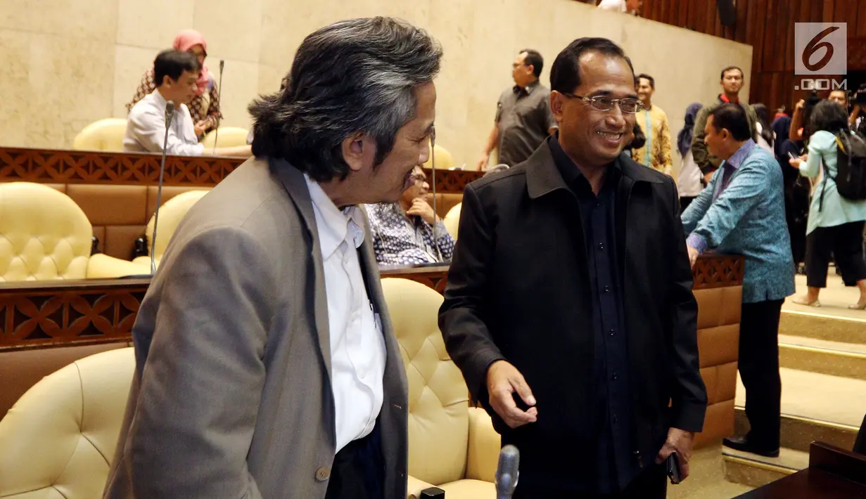 Menteri Perhubungan Budi Karya Sumadi usai mengikuti Rapat Kerja (Raker) dengan Komisi V membahas  permasalahan transportasi berbasis online di Kompleks Parlemen MPR/DPR-DPD, Senayan, Jakarta, Senin (28/5). (Liputan6.com/Johan Tallo)