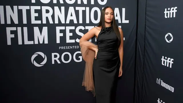 6 Gaya Elegan Serba Hitam Aurora Ribero dan Hana Malasan di Red Carpet TIFF 2024