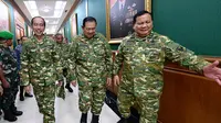 Presiden Prabowo Subianto bersama  Presiden keenam RI Susilo Bambang Yudhoyono (SBY) dan Presiden ketujuh RI Joko Widodo atau Jokowi saat menghadiri retret kepala daerah di Akademi Militer (Akmil) Magelang Jawa Tengah. (Foto: Biro Pers Sekretariat Presiden)