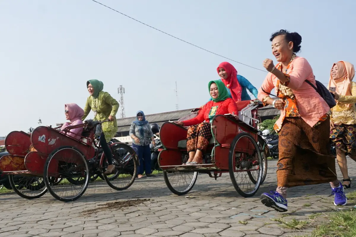 Peringati Hari Kartini Dengan Adu Balap Becak