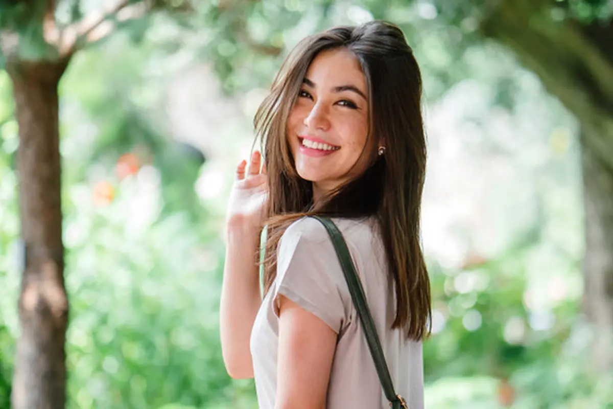 cantik tertawa single lajang mandiri ceria