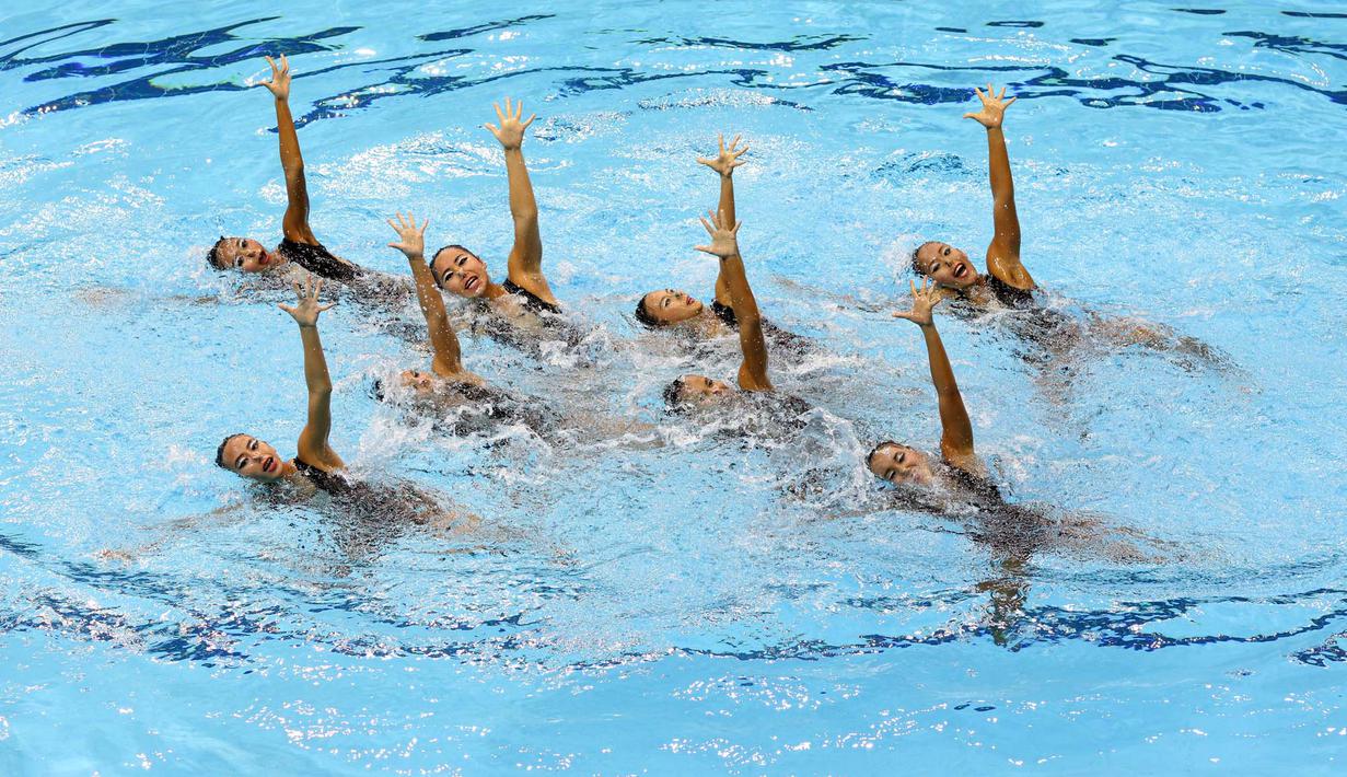Tim renang indah Indonesia beraksi di nomor Team Technical & Free Routine SEA Games 2015. (Bola.com/Arief Bagus)