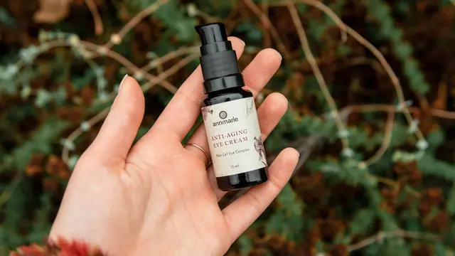 Contoh ilustrasi eye cream