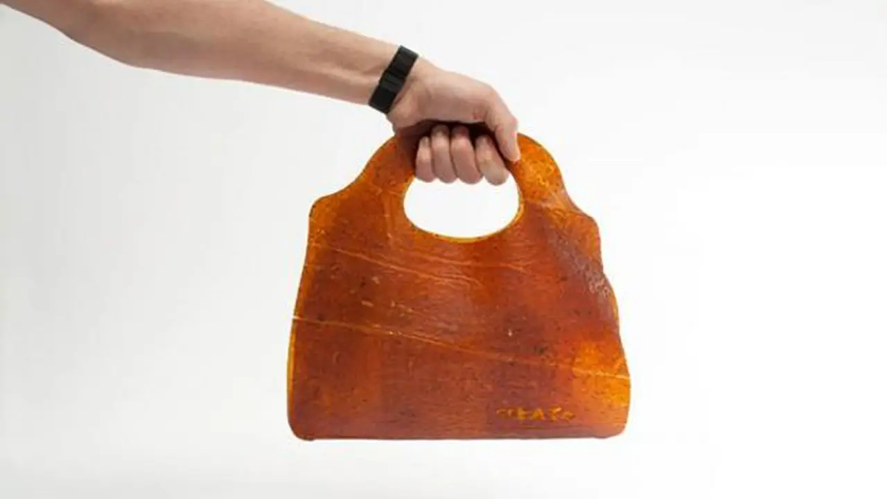 Keren, Tas Kulit Ini Terbuat dari Berbagi Buah Busuk