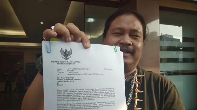 Seorang Warga Bekasi Jawa Barat mendatangi Mapolres Metro Jakarta Selatan, Jumat 14 September 2018.