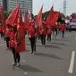 Sejumlah wanita membawa bendera saat aksi Hari Buruh di Jakarta, Senin (1/5). Dalam aksinya para buruh meminta sistem kerja kontrak dan upah rendah dihapus. (Liputan6.com/Helmi Afandi)