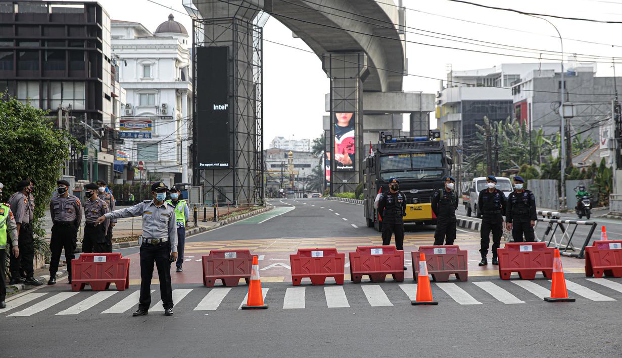 Petugas Polisi dan Dishub menyekat ruas Jalan Simatupang mengarah ke Fatmawati, Jakarta, Sabtu (10/7/2021). Penambahan titik penyekatan jalan seperti ruas Jalan Simatupang, Jalan Antasari, dan Jalan Raya Cijantung untuk mempertegas bahwa Jakarta masih masa PPKM Darurat. (Liputan6.com/Faizal Fanani)