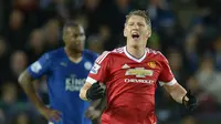 Gelandang MU, Bastian Schweinsteiger, merayakan gol penyeimbang yang dicetaknya ke gawang Leicester pada laga Liga Premier Inggris di Stadion King Power, Inggris, Sabtu (28/11/2015). Kedua tim bermain imbang 1-1. (AFP Photo/Oli Scarff)