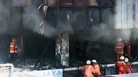 VIDEO: Petugas Berjibaku Padamkan Kebakaran Pasar Senen