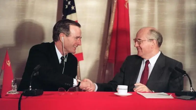 Presiden Amerika Serikat George Bush dan Pemimpin Uni Soviet Mikhail Gorbachev