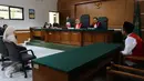 Ketua hakim mendengarkan terdakwa Ahmad Nizar Fahmi saat persidangan kasus penipuan investasi percetakan di Pengadilan Negeri Depok, Jawa barat, Selasa (17/1). (Liputan6.com/Herman Zakharia)