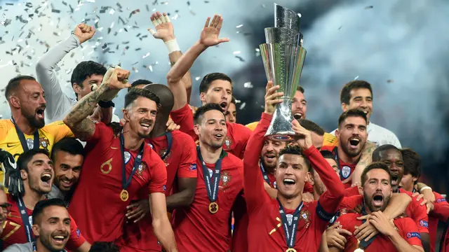 FOTO: Cristiano Ronaldo Antar Portugal Juara UEFA Nations League