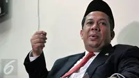 Wakil Ketua DPR dari Fraksi Partai Keadilan Sejahtera, Fahri Hamzah memberikan keterangan pers di Kompleks Parlemen DPR RI, Jakarta, Senin (11/1/2016). Fahri mengklarifikasi kisruh isu pencopotan dirinya sebagai Wakil Ketua MPR. (Liputan6.com/Johan Tallo)