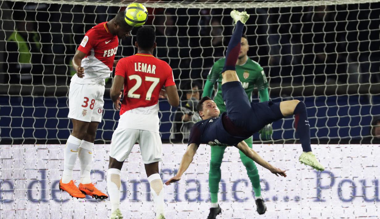 Gelandang PSG, Julian Draxler, melakukan tendangan salto saat melawan AS Monaco pada laga Ligue 1 di Stadion Parc des Princes, Prancis, Minggu (15/4/2018). PSG menang 7-1 atas Monaco. (AFP/Thomas Samson)