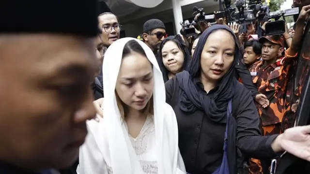5 Momen Bunga Citra Lestari dan Noah Antarkan Mendiang Ashraf Sinclair Menuju Pemakaman