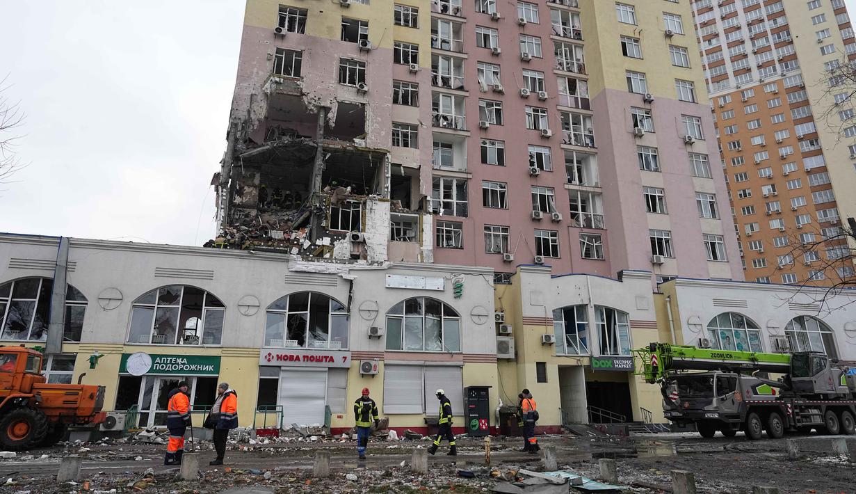 Tim penyelamat bekerja di lokasi bangunan yang rusak akibat serangan Rusia di Kyiv, Ukraina, Sabtu, 27 Desember 2025. Sejak Sabtu 27 Desember 2025 dini hari waktu setempat, ibu kota Ukraina, Kyiv, berada di bawah serangan besar-besaran Rusia. (AP Photo/Efrem Lukatsky)