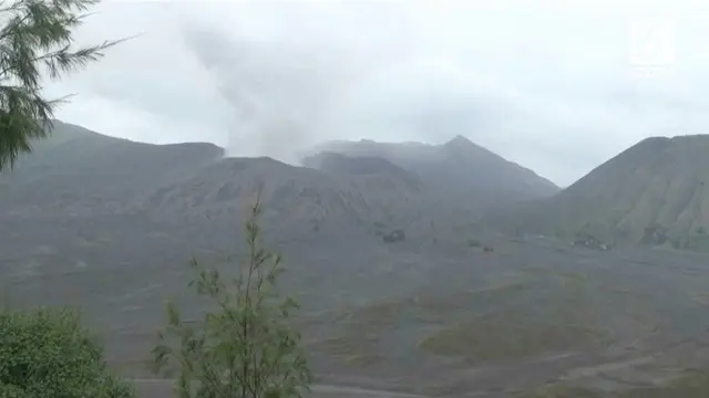 Dalam status waspada, Gunung Bromo mengeluarkan asap tebal hingga 900 meter dari kawah gunung.