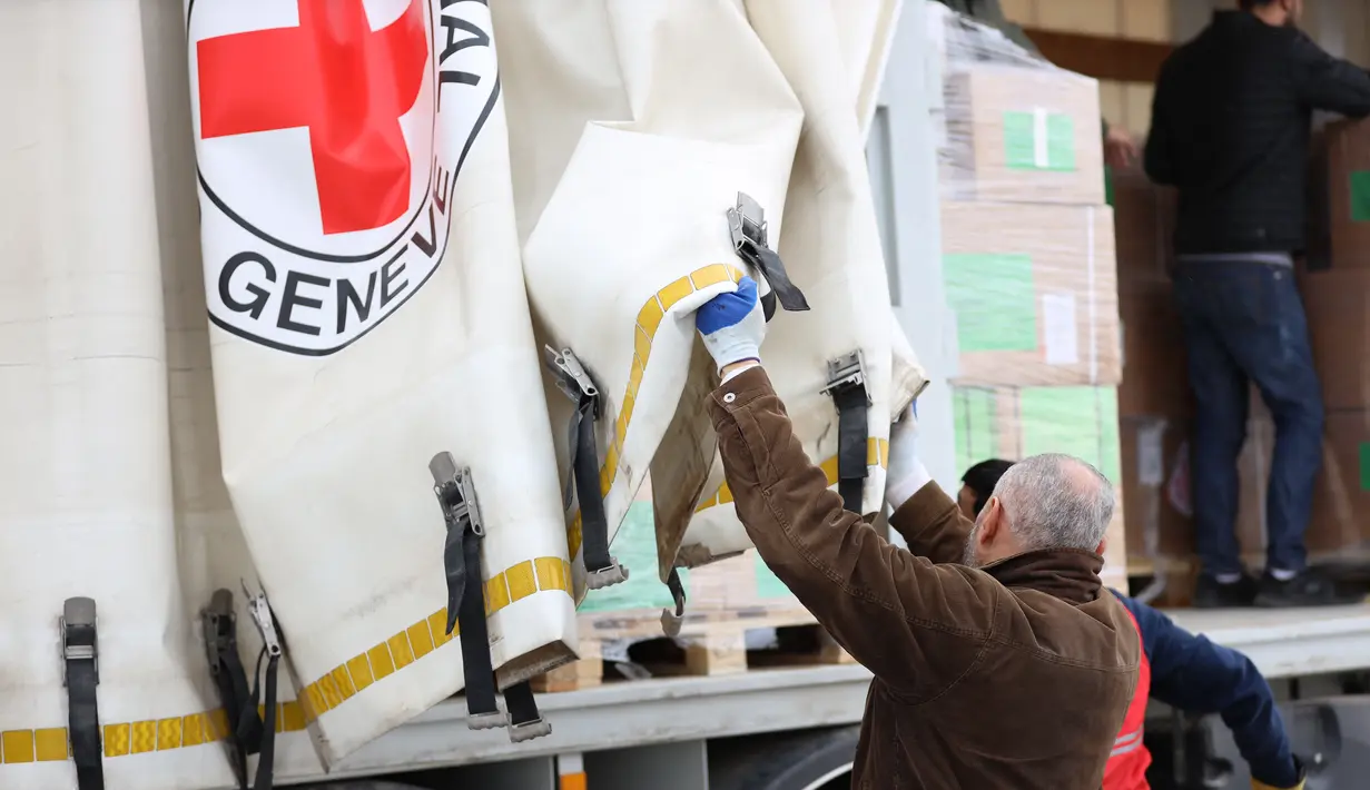 Sebuah pesawat pertama yang sarat dengan bantuan kemanusiaan dari Komite Palang Merah Internasional mendarat di Sudan, tempat bentrokan mematikan antara militer Sudan dan Pasukan Dukungan Cepat (RSF) memasuki minggu ketiga. (Photo by ICRC / AFP)