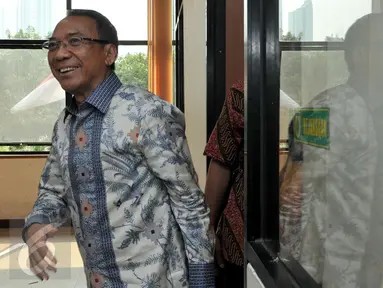 Mantan Menteri ESDM Jero Wacik saat tiba di Pengadilan Tipikor jelang mengikuti sidang pembacaan putusan sela, Jakarta, Selasa (6/10/2015). Pada sidang tersebut Majelis hakim menolak nota keberatan Jero Wacik. (Liputan6.com/Andrian M Tunay)