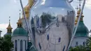 Replika raksasa trofi Liga Champions ditempatkan di depan Katedral St Sophia, di Kiev, Ukraina, (23/5). Liverpool akan melawan Real Madrid di Final Liga Champions pada 26 Mei di stadion Olympiyski di Kiev. (AP Photo / Efrem Lukatsky)