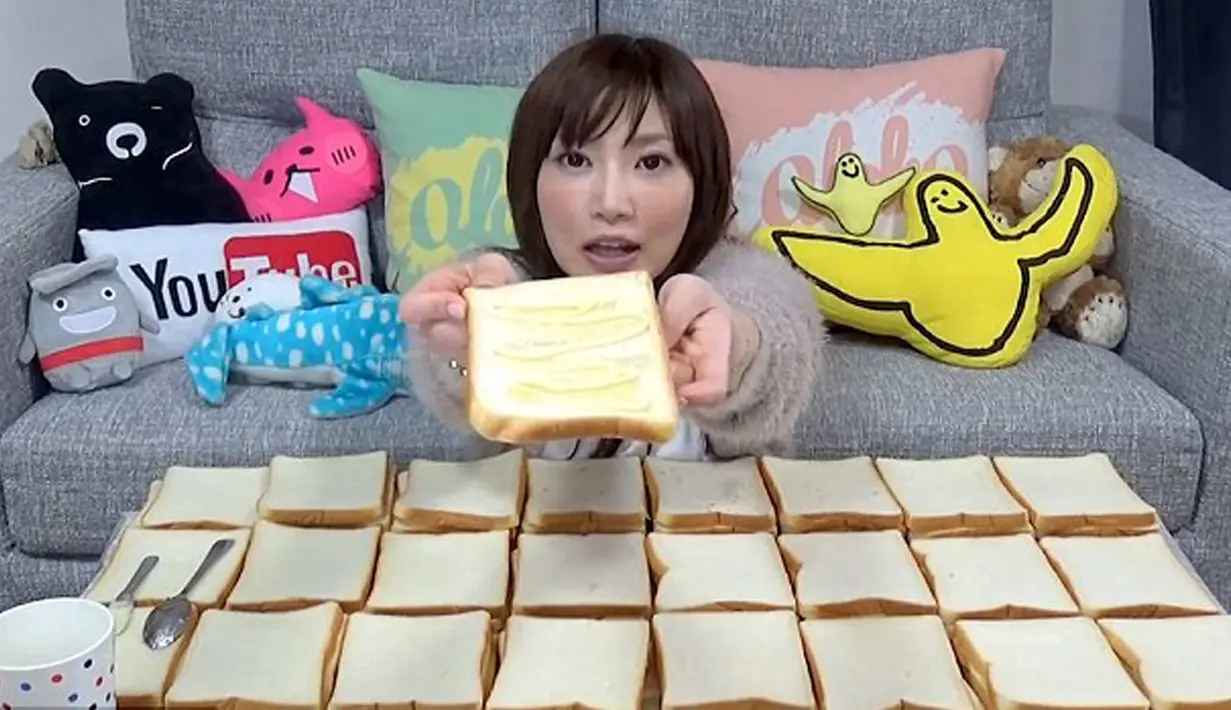 Dalam video tersebut, Yuka Kinoshita mulai membariskan sepuluh kantong berisi sepuluh lembar roti itu satu per satu. Dia memperlihatkan selembar roti sebelum dimasukkan ke dalam mulutnya. (dailymail.co.uk)