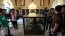 Pengunjung melihat benda-benda bersejarah di Istana Siak Sri Indrapura, Riau, Kamis (21/7). Istana Siak Sri Indrapura adalah istana peninggalan Kesultanan Siak yang merupakan kerajaan Islam terbesar di Riau.(Liputan6.com/Faizal Fanani)