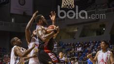 Pebasket Aspac, Henderson Pierre, berusaha melewati hadangan pebasket Hang Tuah, Andre Smith, pada laga IBL 2017 di Britama Arena, Jakarta, Sabtu (18/2/2017). Aspac menang 72-62. (Bola.com/Vitalis Yogi Trisna)