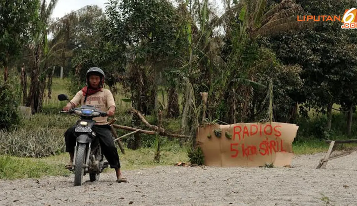 Sebuah portal larangan untuk tidak mendekat dalam radius kurang dari 5 kilometer juga terpasang di ujung desa Sugihwaras pada Minggu 14 Februari 2014 (Liputan6.com/Helmi Fithriansyah).