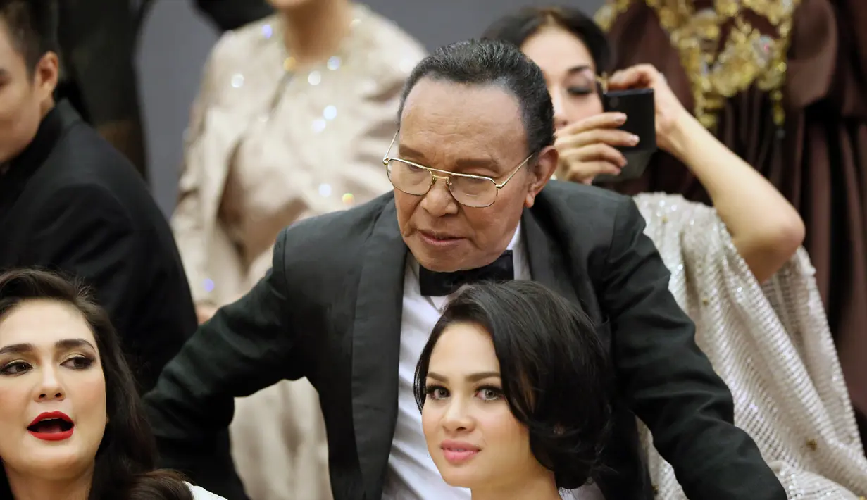 Sebelum menjalani pemotretan, Bob Tutupoli  terlihat menyimak pembicaraan Luna Maya dan Andien.  (Galih W. Satria/Bintang.com)