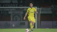 Pemain Persik Kediri, Risna Prahalabenta. (Bola.com/Gatot Susetyo)