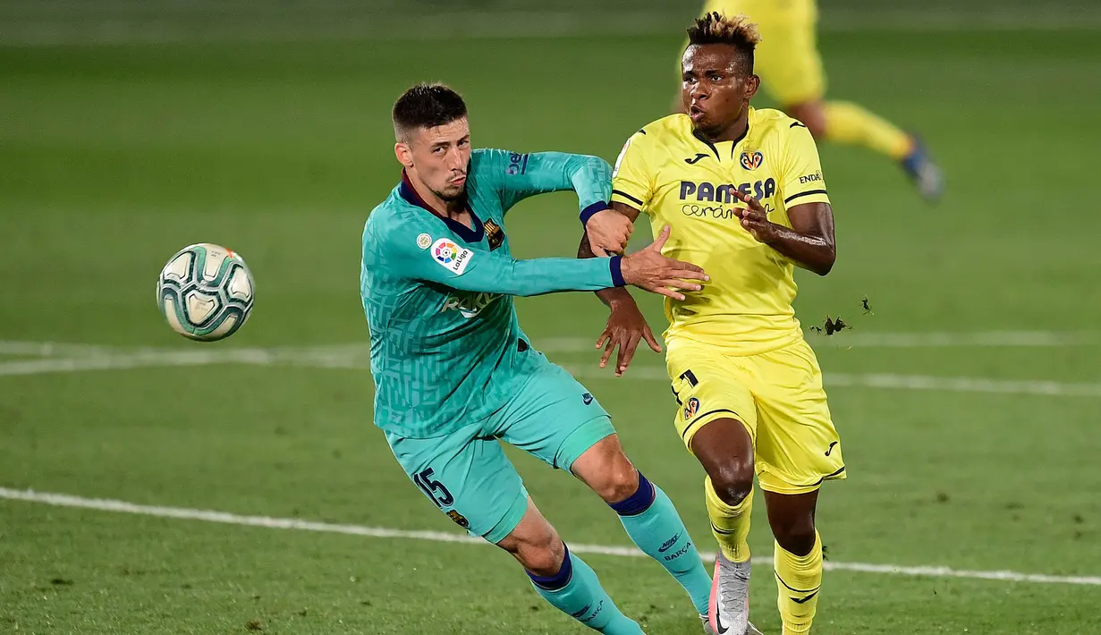 Bek Barcelona, Clement Lenglet, berebut bola dengan pemain Villareal, Samuel Chukwueze, pada laga La Liga di Stadion Estadio de la Ceramica, Minggu (5/7/2020). Barcelona menang 4-1 atas Villareal. (AFP/Jose Jordan)