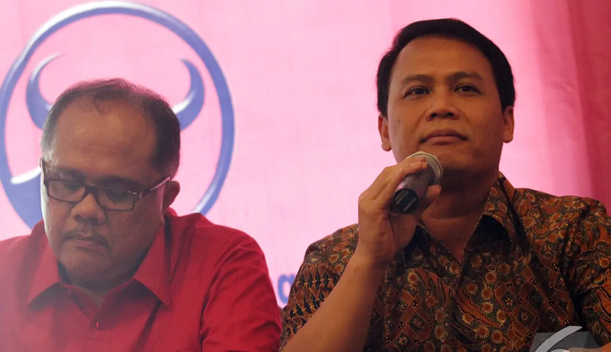 Achmad Basarah (kanan) saat memberikan keterangan terkait peluncuran buku 'Bersama Jokowi Mengawal Penegakan Hukum', Jakarta, Selasa (30/12/2014). (Liputan6.com/Faizal Fanani)