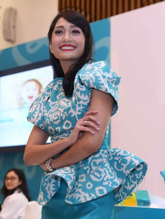 Selain mengajarkan keteladanan di dalam keluarga, dia dan Baim juga sepakat membangun perpustakaan mini di rumah.  (Nurwahyunan/Bintang.com)