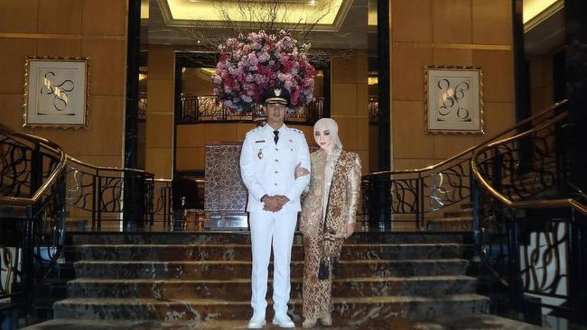 Berkelas dan Anggun, 5 Potret Margin Wieheerm Dampingi Ali Syakieb di Pelantikan Wakil Bupati Bandung