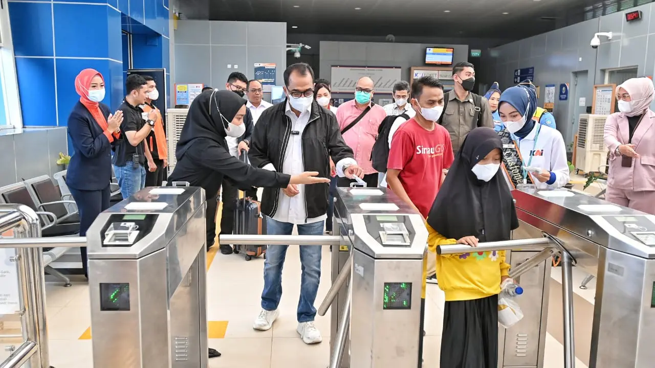 Menteri Perhubungan Budi Karya Sumadi meminta angkutan pengumpan LRT Sumatera Selatan diperbanyak.