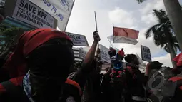 Kedatangan ratusan buruh ini untuk mendukung KPK dalam konflik dengan Polri yang membuat panas suhu politik, Jakarta, Jumat (6/2/2015). (Liputan6.com/Herman Zakharia)
