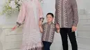 Citra Kirana dan Rezky Aditya kompak mengenakan busana warna coklat. Untuk Citra Kirana mengenakan dress panjang pink dengan aksen coklat. Serta Rezky dan Putranya mengenakan baju koko coklat bermotif dipadukan celana panjang hitam.  [@citraciki]