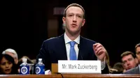 CEO Facebook Mark Zuckerberg memberikan kesaksian di hadapan Kongres dan Senat AS di Capitol Hill, Washington, Senin (10/4). Zuckerberg membuka sesi dengar pendapat di depan sejumlah senator dengan kalimat, "saya minta maaf." (AP Photo/Andrew Harnik)