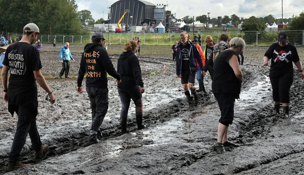 Wacken Open Air adalah acara tahunan yang berlangsung di lapangan terbuka. Festival ini menarik puluhan ribu pecinta musik metal. (Christian Charisius/dpa via AP)
