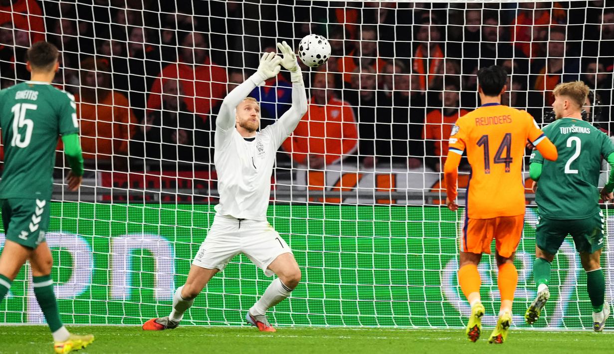 Pemain Timnas Belanda, Tijjani Reijnders, mencetak gol ke gawang Lithuania pada laga terakhir Grup G kualifikasi zona Eropa di Stadion Johan Cruijff ArenA, Amsterdam, Senin (17/11/2025). (AP Photo/Peter Dejong)