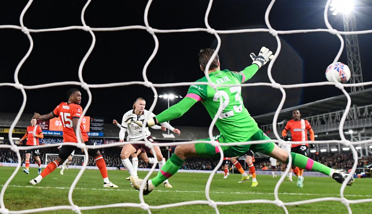 Pemain Manchester City, Erling Haaland (tengah) mencetak gol ke gawang Luton Town pada laga putaran kelima Piala FA 2023/2024 yang berlangsung di Kenilworth Road Stadium, Luton, Inggris, Rabu (28/02/2024) dini hari WIB. (AFP/Justin Tallis)
