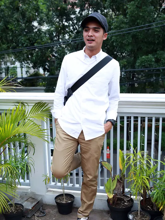 "ini cerita cinta segitiga. Semua ada di masa lalu, dari masa SMA ke dewasa. Ada karakter muda dan dewasanya. Sudah kebayang sih karakternya, karena sudah reading dan peragaan aktingnya juga," jelas Ricky.