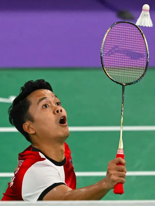Anthony Sinisuka Ginting menaklukkan Howard Shu dari Amerika Serikat dua set langsung 21-14 dan 21-8. (Arun SANKAR/AFP)