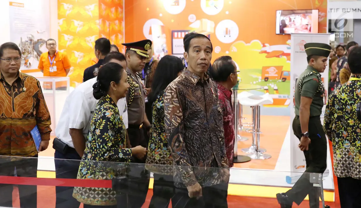 Presiden Joko Widodo didampingi Menteri BUMN Rini Soemarno saat mengunjungi pameran Indonesia Business and Development Expo (IBD Expo) di JCC, Jakarta, Rabu (20/9). (Liputan6.com/Angga Yunair)