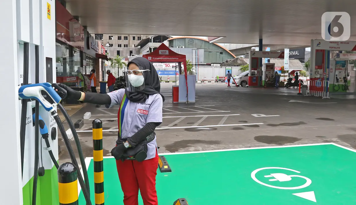 Petugas melakukan pengecekan mesin Stasiun SPKLU di SPBU Pertamina Fatmawati, Jakarta, Minggu (13/12/2020). SPKLU ini  merupakan upaya Pertamina untuk mendukung pemerintah dalam mendorong tumbuhnya ekosistem kendaraan listrik dalam negeri. (Liputan6.com/Herman Zakharia)
