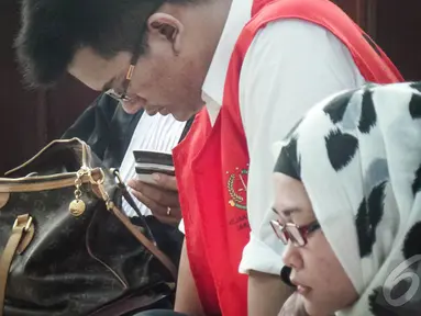 Assyifa Ramadhani dan Ahmad Imam Al Hafitd saat menghadiri sidang di PN Jakpus, Selasa (26/8/2014) (Liputan6.com/Faizal Fanani)